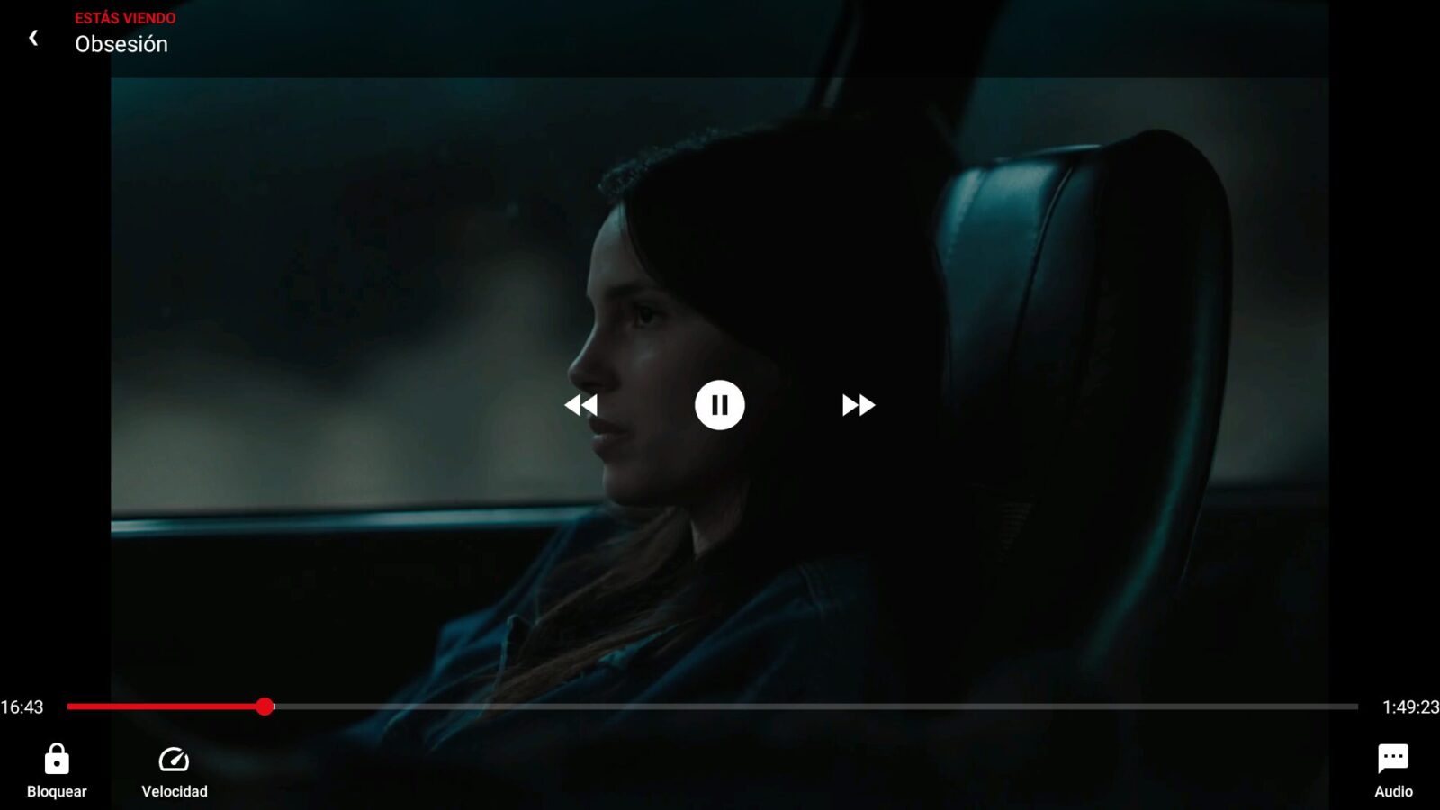 Una película reproduciéndose en el televisor
