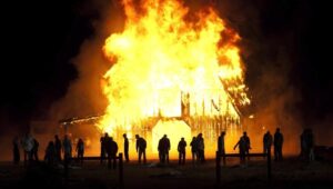 Junto al fuego que se extingue
